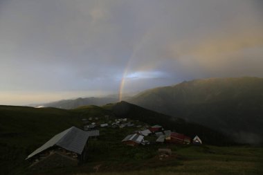 Kackar dağları ve dağların eteklerine kurulmuş yaylalar.