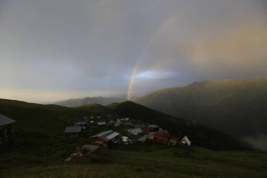 Kackar dağları ve dağların eteklerine kurulmuş yaylalar.