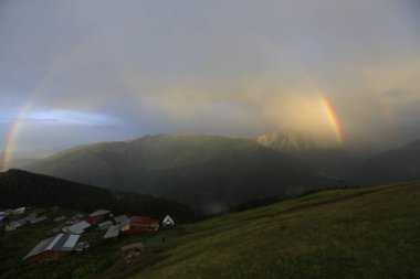 Kackar dağları ve dağların eteklerine kurulmuş yaylalar.