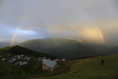 Kackar dağları ve dağların eteklerine kurulmuş yaylalar.