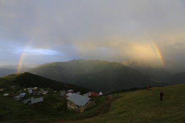 Kackar dağları ve dağların eteklerine kurulmuş yaylalar.