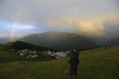 Kackar dağları ve dağların eteklerine kurulmuş yaylalar.