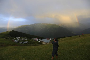 Kackar dağları ve dağların eteklerine kurulmuş yaylalar.