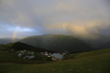 Kackar dağları ve dağların eteklerine kurulmuş yaylalar.