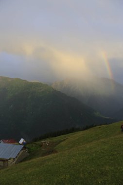 Kackar dağları ve dağların eteklerine kurulmuş yaylalar.