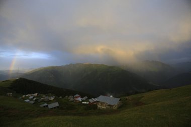 Kackar dağları ve dağların eteklerine kurulmuş yaylalar.