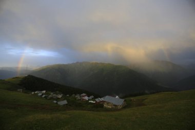 Kackar dağları ve dağların eteklerine kurulmuş yaylalar.
