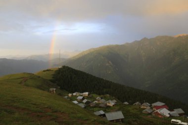 Kackar dağları ve dağların eteklerine kurulmuş yaylalar.