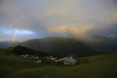 Kackar dağları ve dağların eteklerine kurulmuş yaylalar.