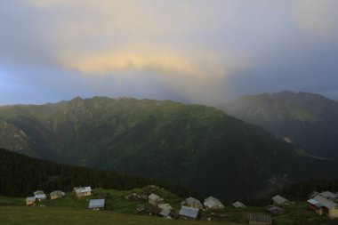 Kackar dağları ve dağların eteklerine kurulmuş yaylalar.
