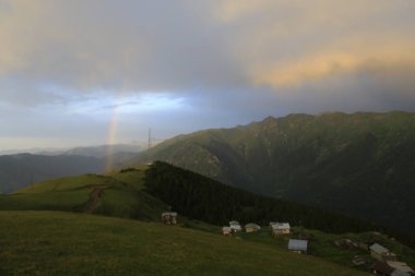 Kackar dağları ve dağların eteklerine kurulmuş yaylalar.