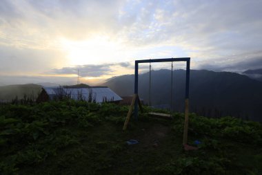 Kackar dağları ve dağların eteklerine kurulmuş yaylalar.