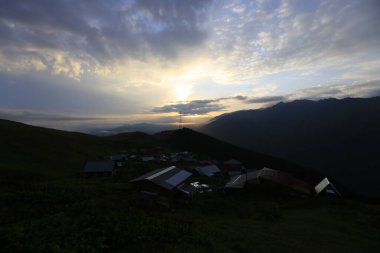 Kackar dağları ve dağların eteklerine kurulmuş yaylalar.