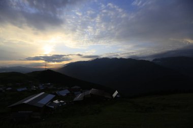 Kackar dağları ve dağların eteklerine kurulmuş yaylalar.