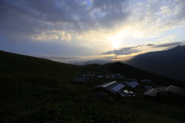 Kackar dağları ve dağların eteklerine kurulmuş yaylalar.
