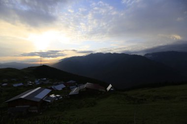 Kackar dağları ve dağların eteklerine kurulmuş yaylalar.