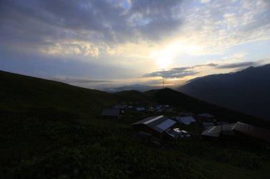 Kackar dağları ve dağların eteklerine kurulmuş yaylalar.
