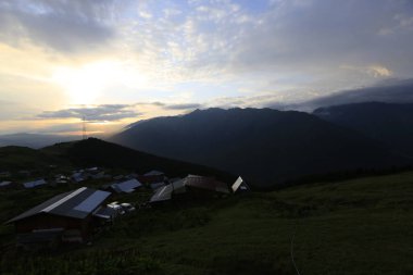 Kackar dağları ve dağların eteklerine kurulmuş yaylalar.