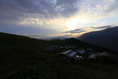 Kackar dağları ve dağların eteklerine kurulmuş yaylalar.