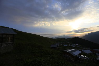 Kackar dağları ve dağların eteklerine kurulmuş yaylalar.