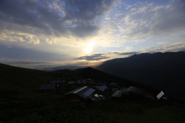 Kackar dağları ve dağların eteklerine kurulmuş yaylalar.