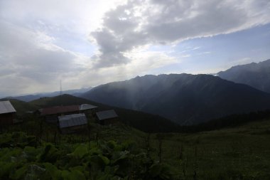 Kackar dağları ve dağların eteklerine kurulmuş yaylalar.
