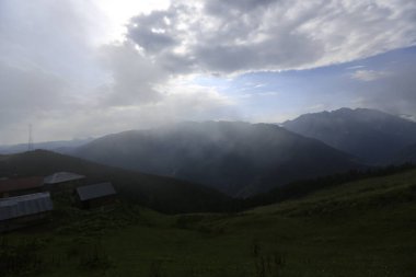 Kackar dağları ve dağların eteklerine kurulmuş yaylalar.