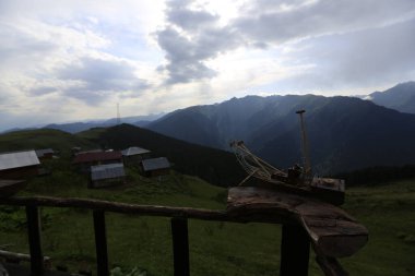 Kackar dağları ve dağların eteklerine kurulmuş yaylalar.