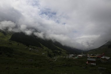 Kackar dağları ve dağların eteklerine kurulmuş yaylalar.