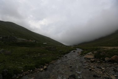 Kackar dağları ve dağların eteklerine kurulmuş yaylalar.