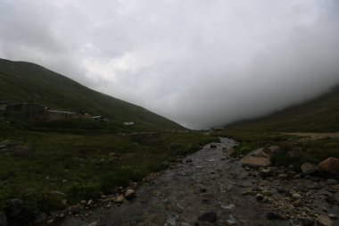 Kackar dağları ve dağların eteklerine kurulmuş yaylalar.