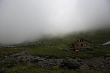 Kackar dağları ve dağların eteklerine kurulmuş yaylalar.