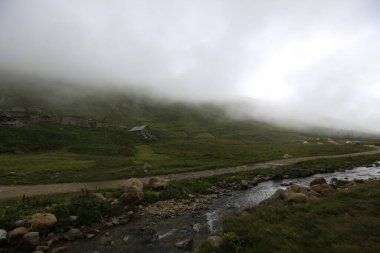 Kackar dağları ve dağların eteklerine kurulmuş yaylalar.