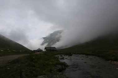 Kackar dağları ve dağların eteklerine kurulmuş yaylalar.