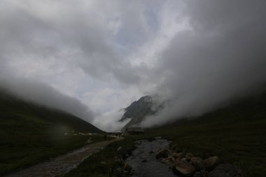 Kackar dağları ve dağların eteklerine kurulmuş yaylalar.