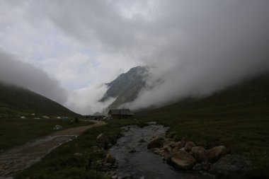Kackar dağları ve dağların eteklerine kurulmuş yaylalar.