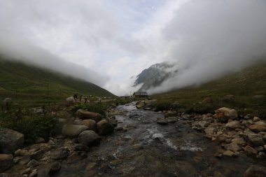 Kackar dağları ve dağların eteklerine kurulmuş yaylalar.
