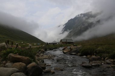 Kackar dağları ve dağların eteklerine kurulmuş yaylalar.