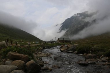 Kackar dağları ve dağların eteklerine kurulmuş yaylalar.