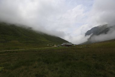 Kackar dağları ve dağların eteklerine kurulmuş yaylalar.