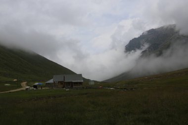 Kackar dağları ve dağların eteklerine kurulmuş yaylalar.