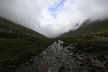 Kackar dağları ve dağların eteklerine kurulmuş yaylalar.