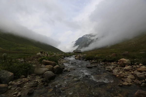Kackar dağları ve dağların eteklerine kurulmuş yaylalar.