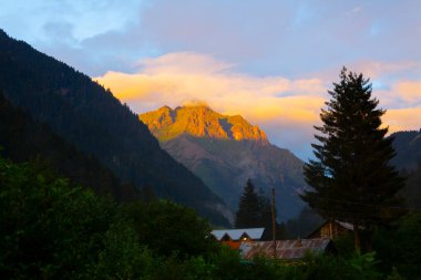 Zil Kalesi ve Kakar Dağları