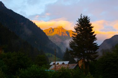 Zil Kalesi ve Kakar Dağları