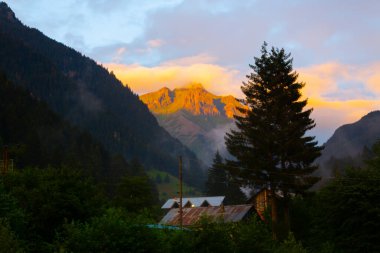 Zil Kalesi ve Kakar Dağları