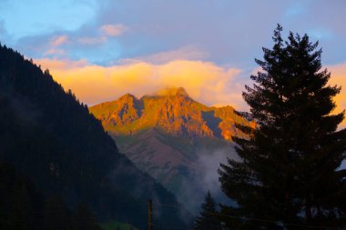 Zil Kalesi ve Kakar Dağları