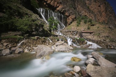 Kapuzbasi Şelaleleri, Yahyal ilçesinin Kapuzba Köyü sınırları içinde yer alan kaynak şelalelerdir. Türkiye 'nin en yüksek şelalelerinden biri ve dünyanın ikinci en yüksek şelalesi olma ayrıcalığını taşıyor.