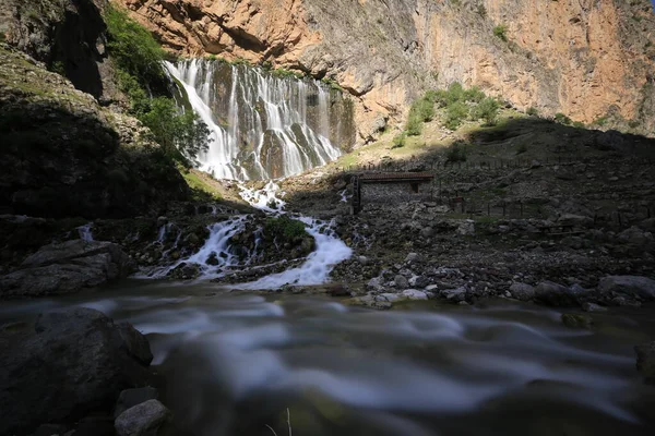 カプツバシ滝はヤヒアル地区のカプツバ村の境界内に位置する水源の滝です トルコで最も高い滝の一つで 世界で2番目に高い滝イアンであるという区別を持っています — ストック写真