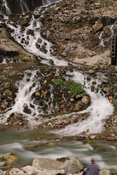 カプツバシ滝はヤヒアル地区のカプツバ村の境界内に位置する水源の滝です トルコで最も高い滝の一つで 世界で2番目に高い滝イアンであるという区別を持っています — ストック写真